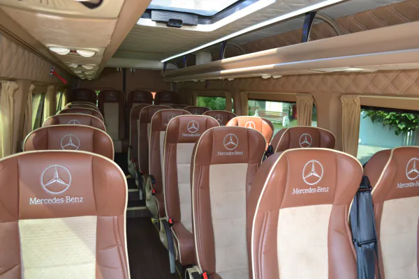 Kožené polohovateľné sedadlá Mercedes-Benz v interiéri minibusu