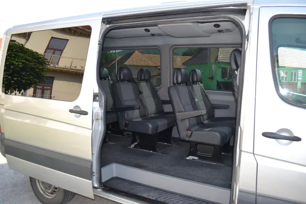 Strieborný Mercedes-Benz Sprinter 315 CDI s otvorenými posuvnými dverami a sedadlami pre osem cestujúcich