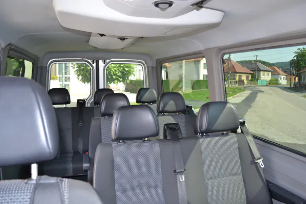 Sedadlá a okná v interiéri vanu Mercedes-Benz Sprinter 315 CDI